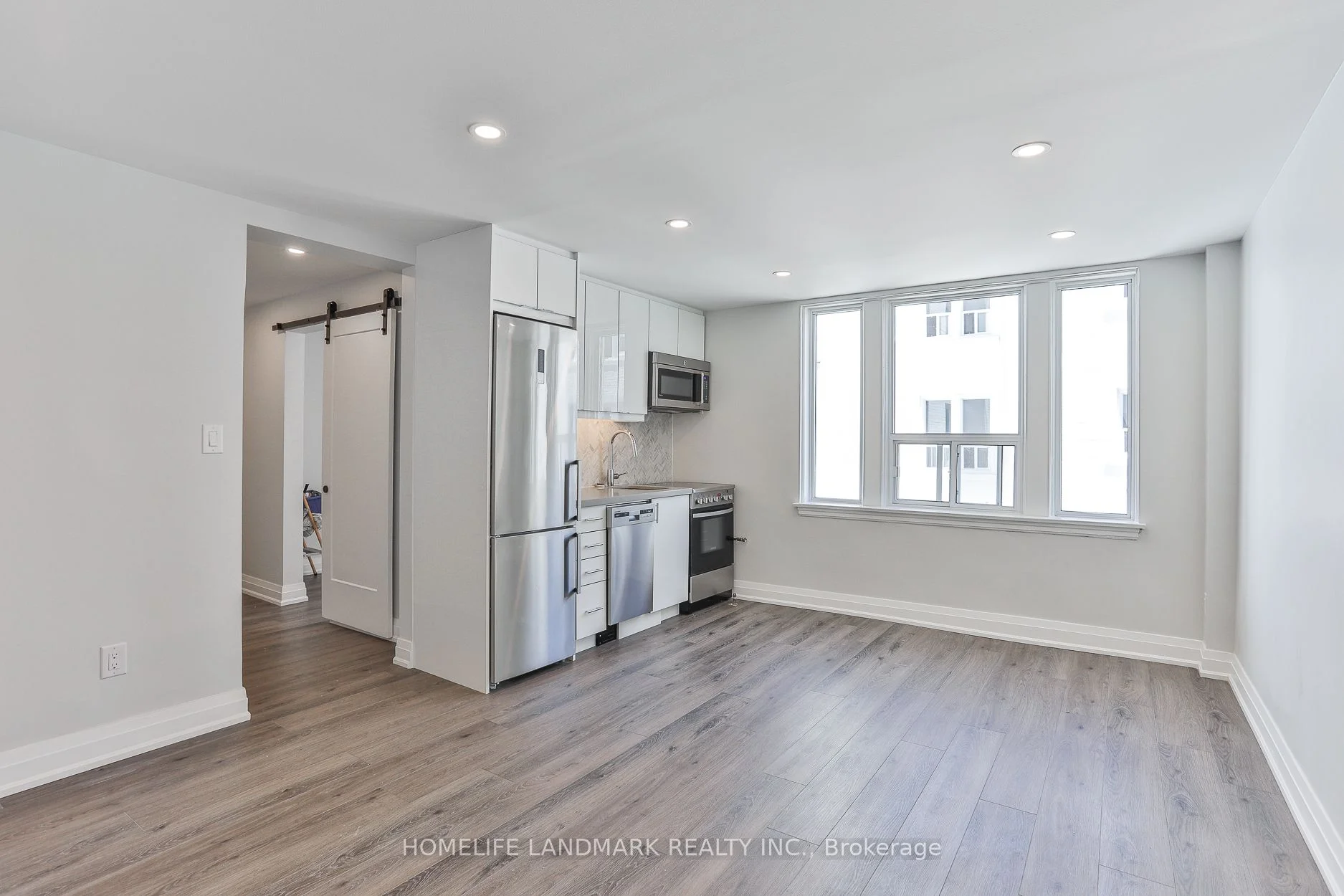 697 Eglinton Avenue W 402, Toronto C03, ON M5N 1C6