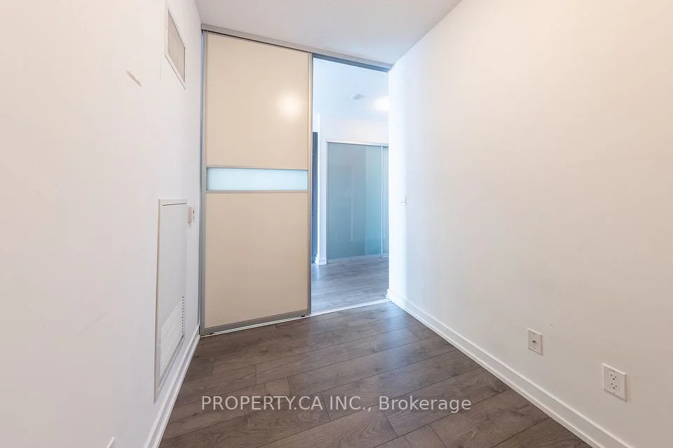 297 College Street 815, Toronto C01, ON M5T 0C2