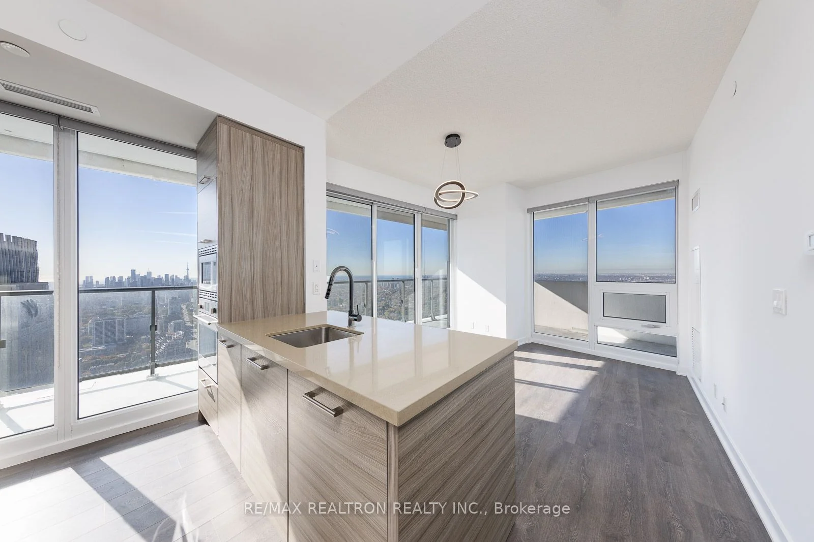 2221 Yonge Street 5008, Toronto C10, On M4s 2b4