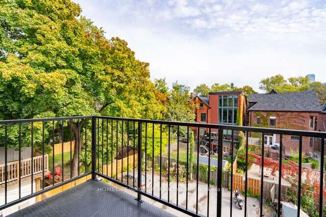 107 Spadina Road 301, Toronto C02, On M5r 2t1
