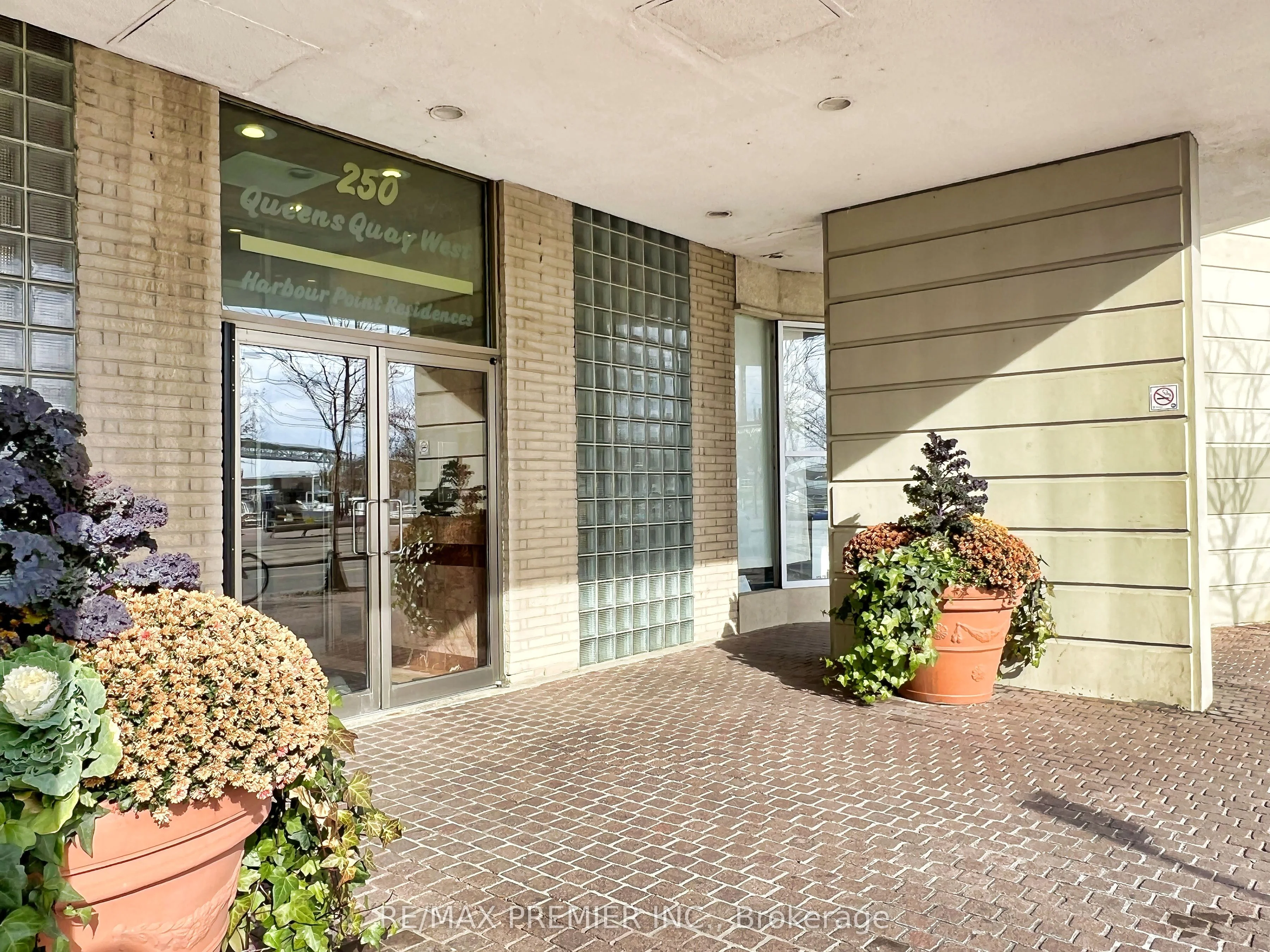 250 Queens Quay Boulevard W 601, Toronto C01, On M5j 2n2