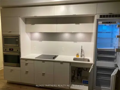 38 Cameron Street 819, Toronto C01, ON M5T 0C3