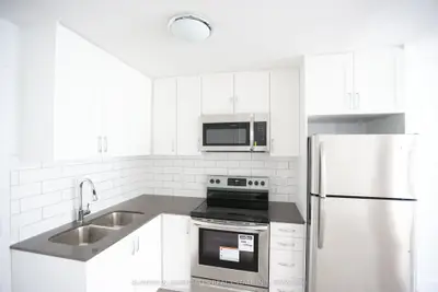 245 Howland Avenue B02-lwr, Toronto C02, On M5r 3b7