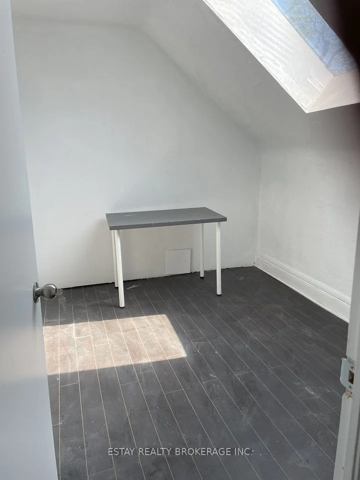 193 College Street 301, Toronto C01, ON M5T 1P9