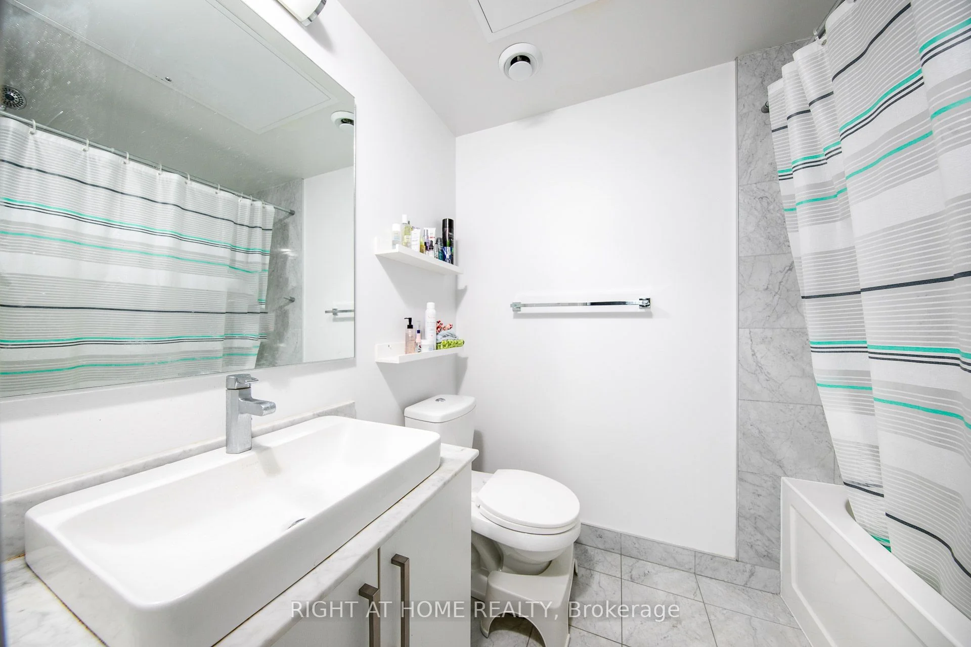 12 York Street 3002, Toronto C01, On M5j 0a9