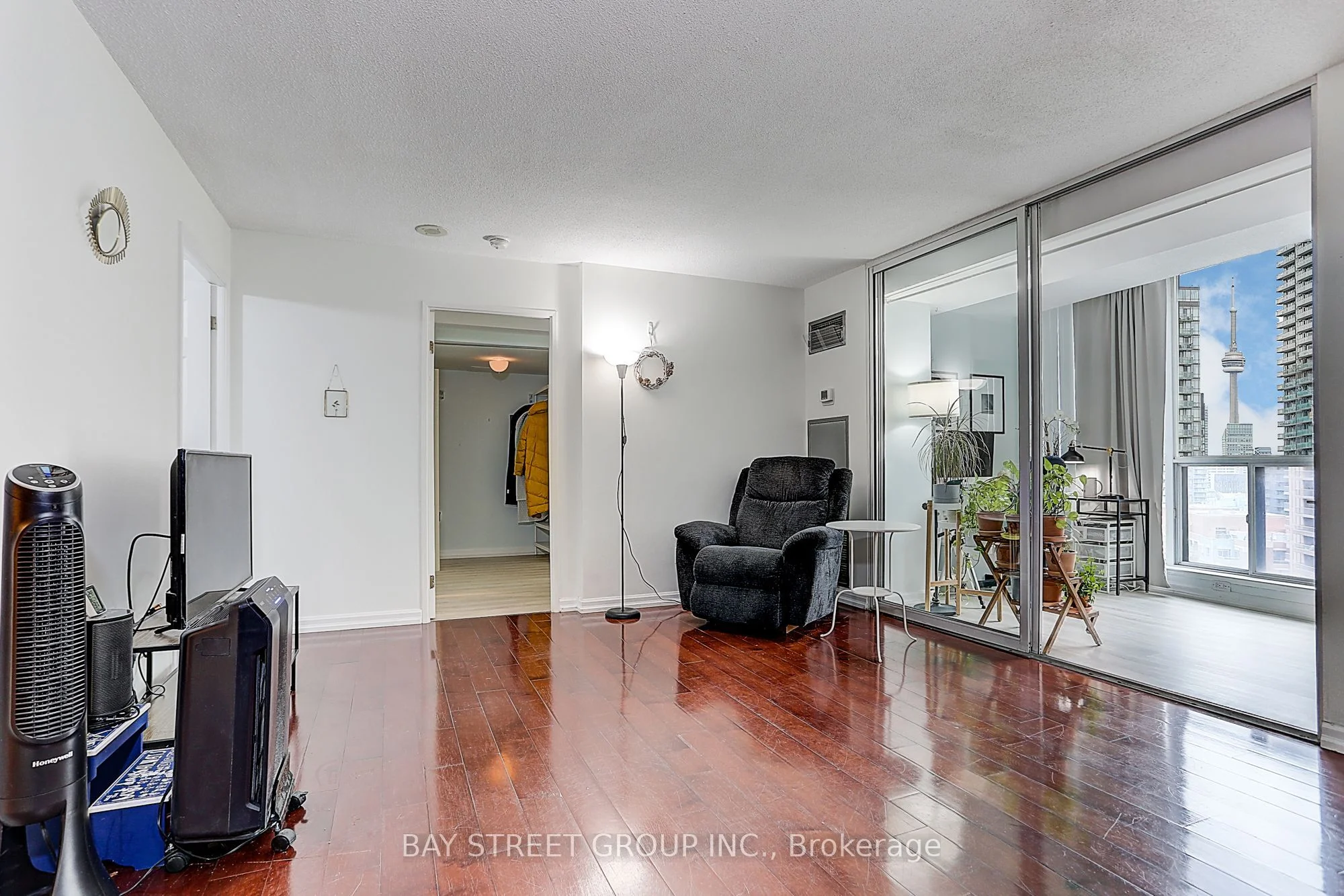 24 Wellesley Street W 2301, Toronto C01, ON M4Y 2X6