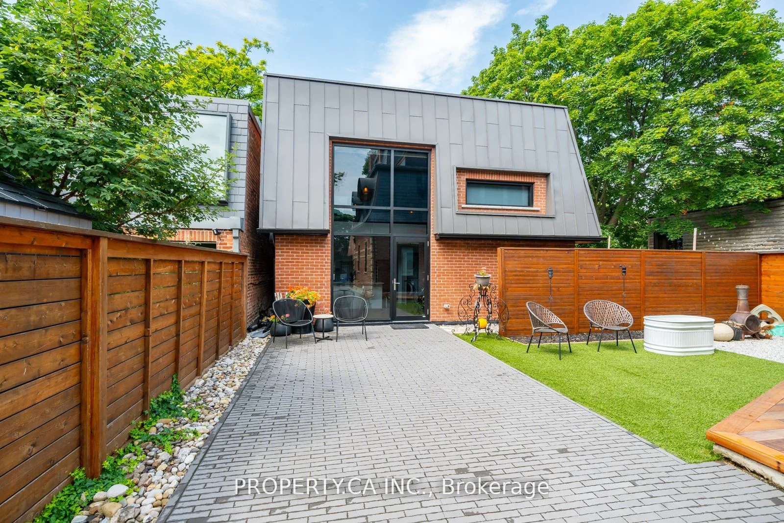 38 Beaconsfield Avenue Rear, Toronto C01, On M6j 3h9