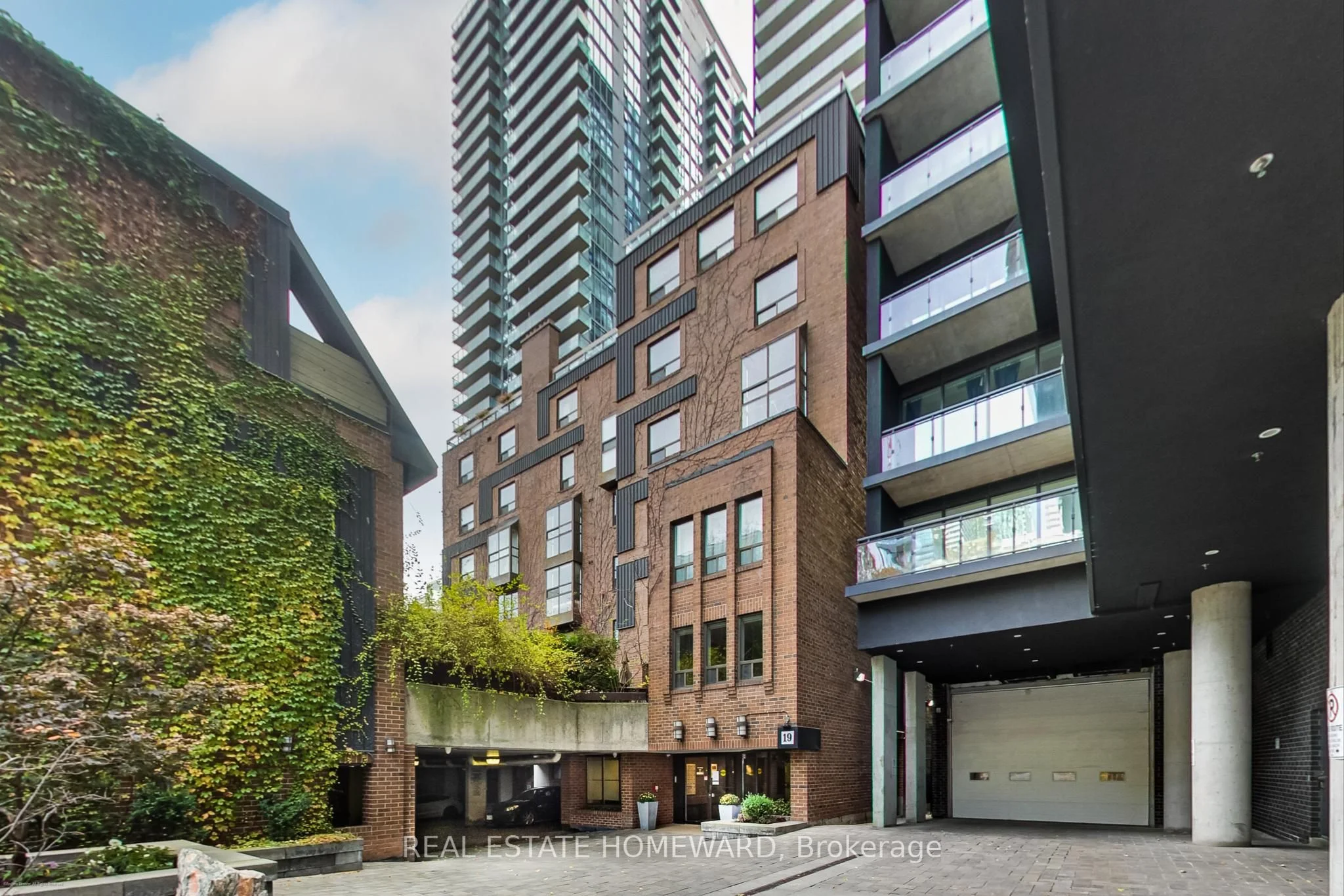 19 Dundonald Street 302, Toronto C08, On M4y 1k3