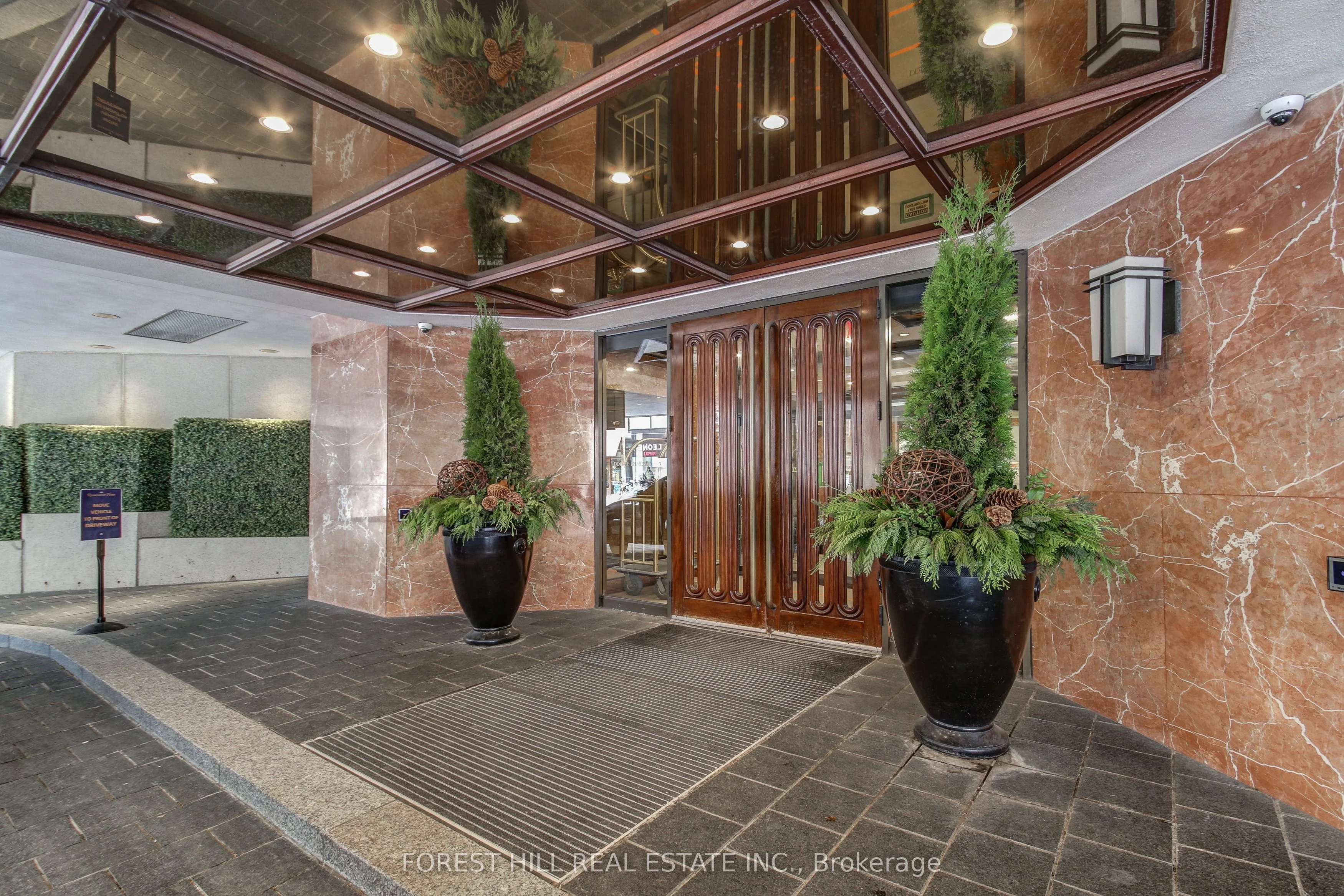 175 Cumberland Street 1706, Toronto C02, ON M5R 3M9