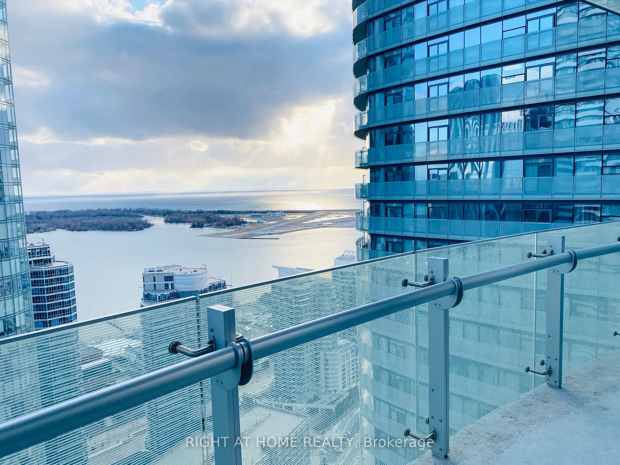 14 York Street 4004, Toronto C01, On M5j 0b1