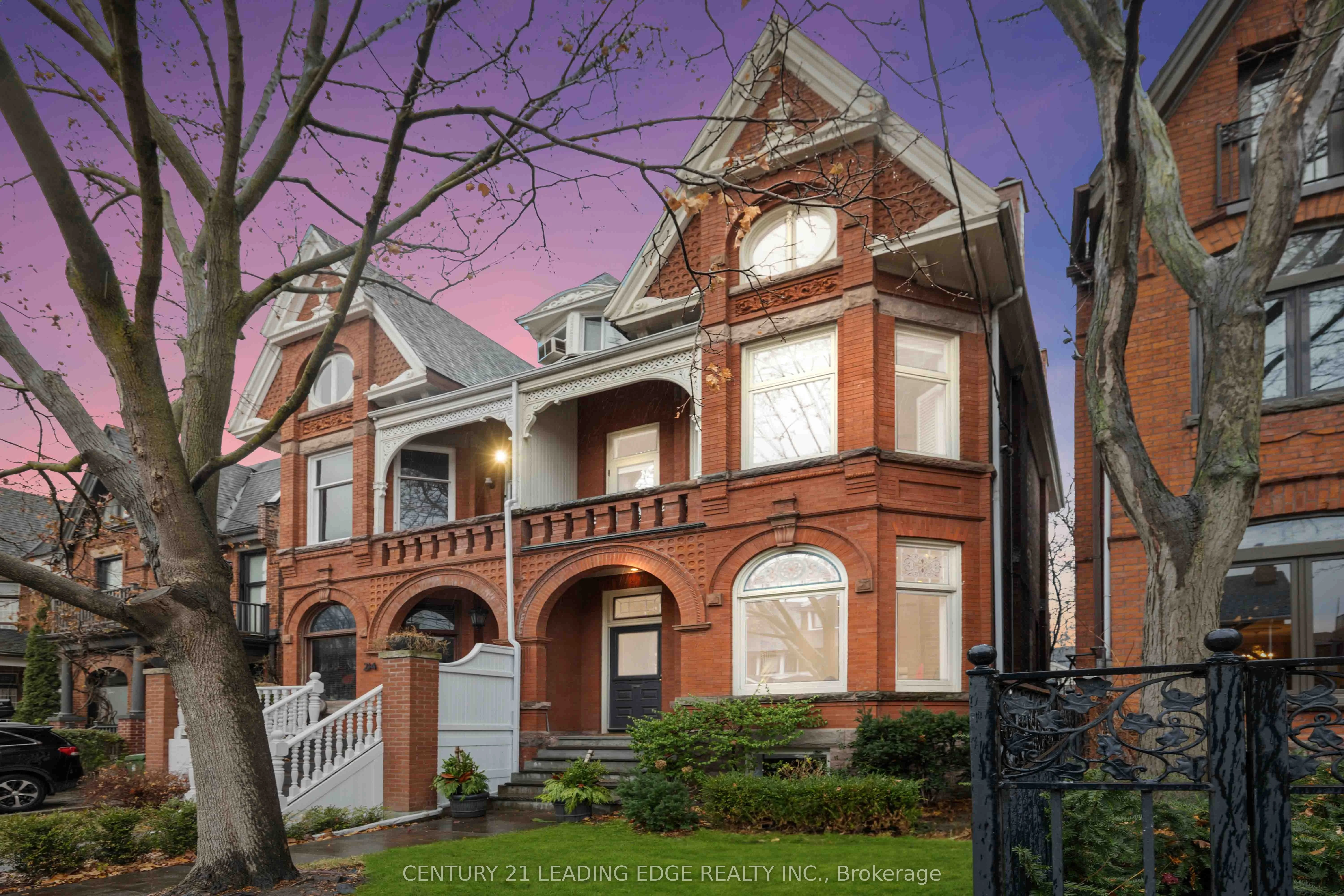 216 CRAWFORD Street, Toronto C01, ON M6J 2V6