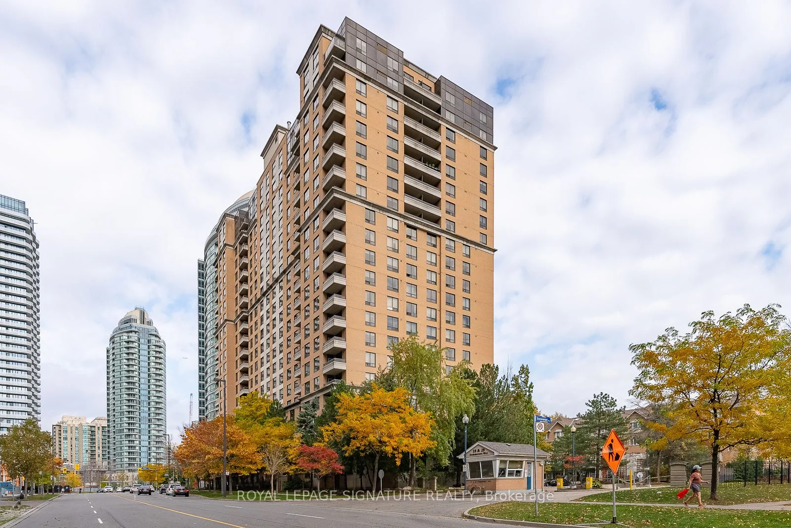 18 Sommerset Way 911, Toronto C14, ON M2N 6X5