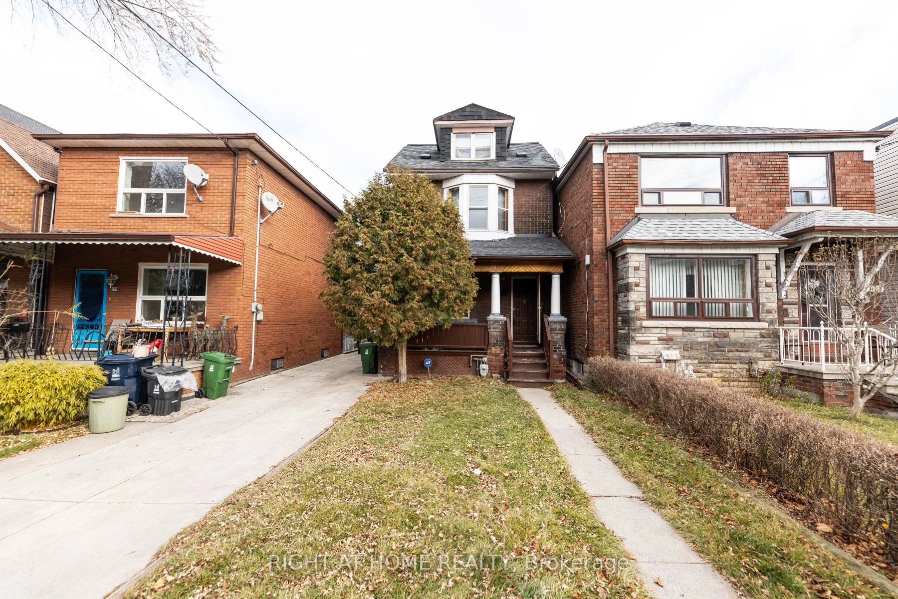 689 Crawford Street, Toronto C01, On M6g 3k1