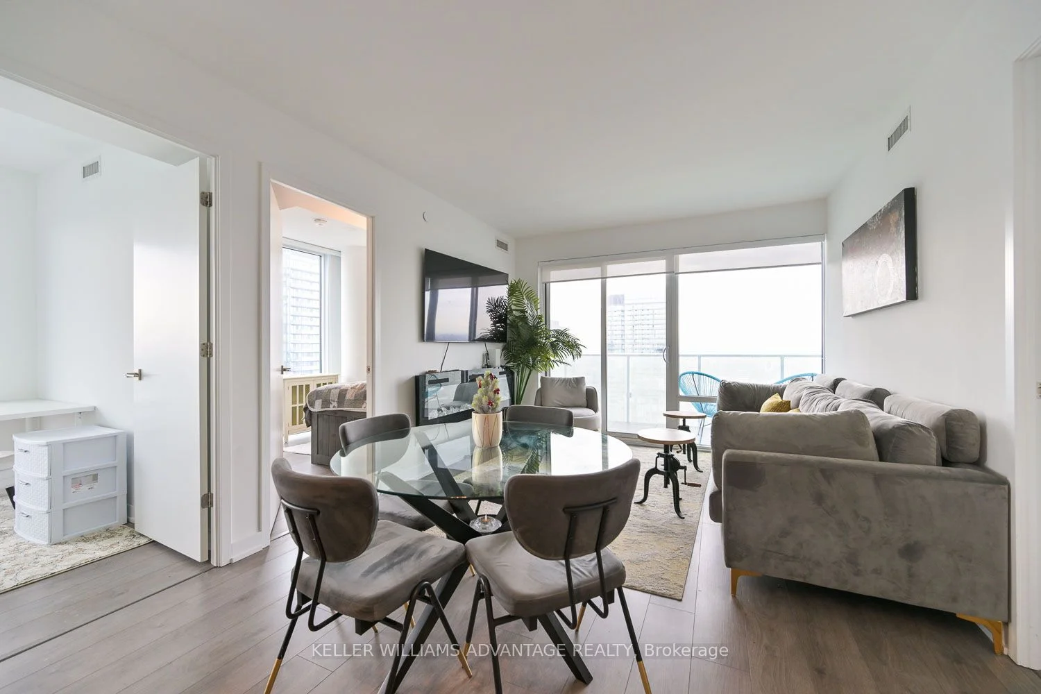 501 Yonge Street E 4112, Toronto C08, On M4y 0g8
