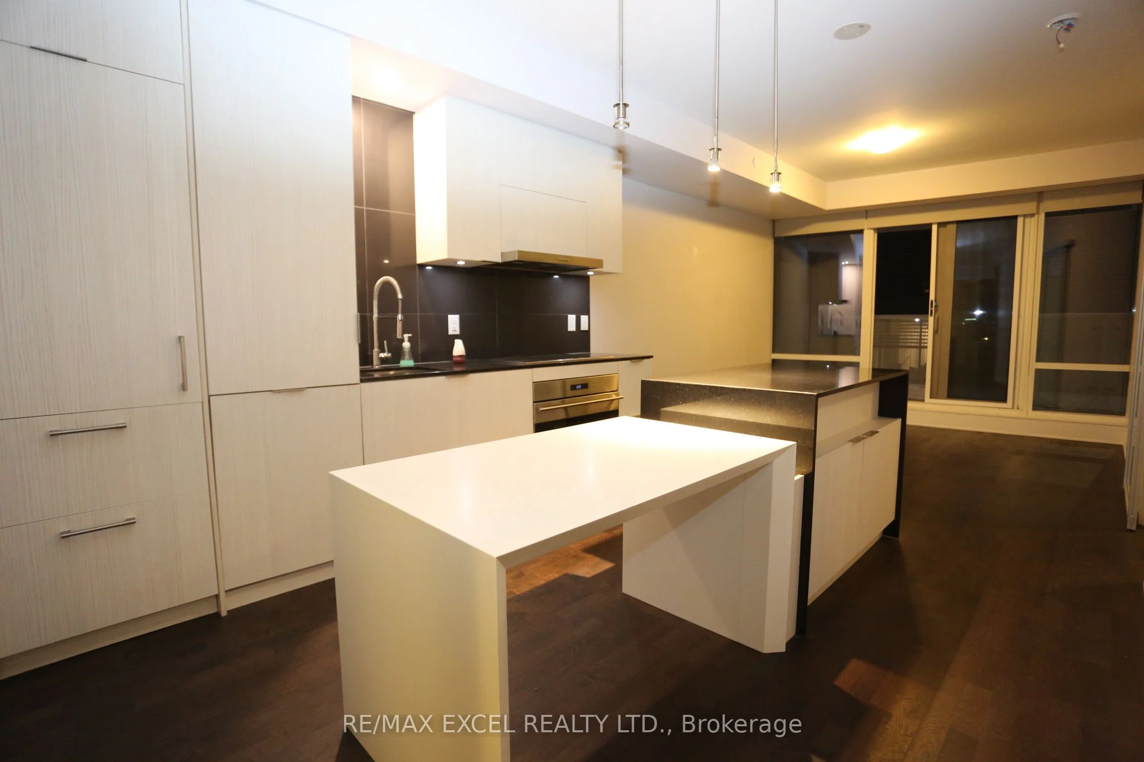 1 Bloor Street E 415, Toronto C08, On M4w 1a9
