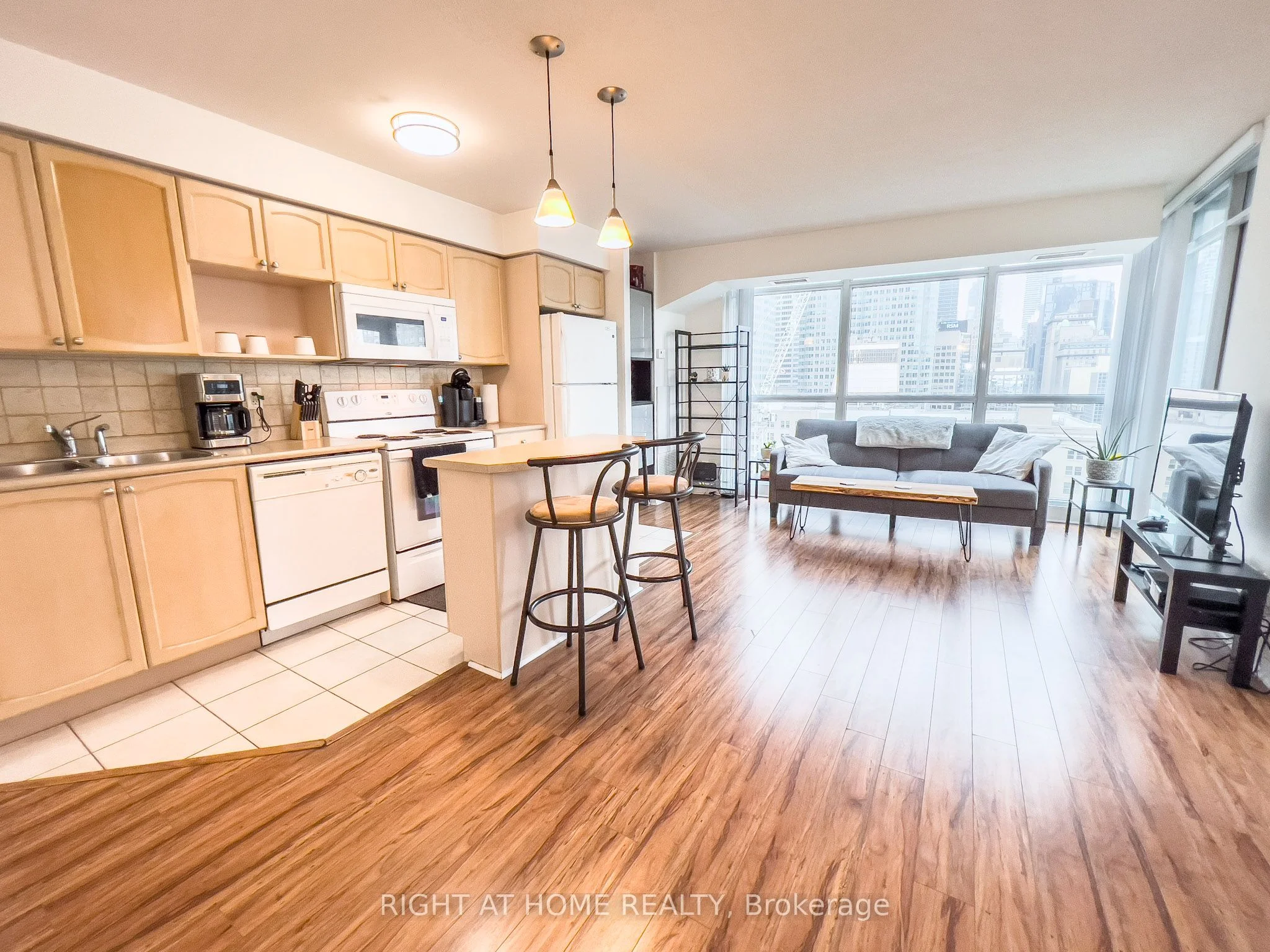 18 Yonge Street 1405, Toronto C01, On M5e 1z8