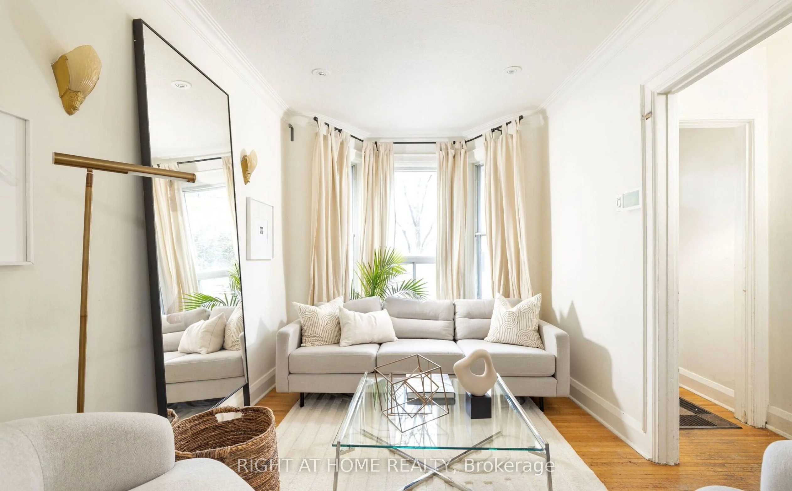 253 Claremont Street, Toronto C01, On M6j 2n1