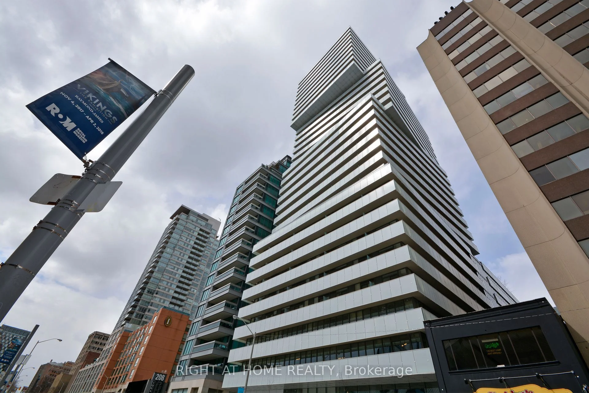 200 Bloor Street W 1703, Toronto C02, On M5s 1t8