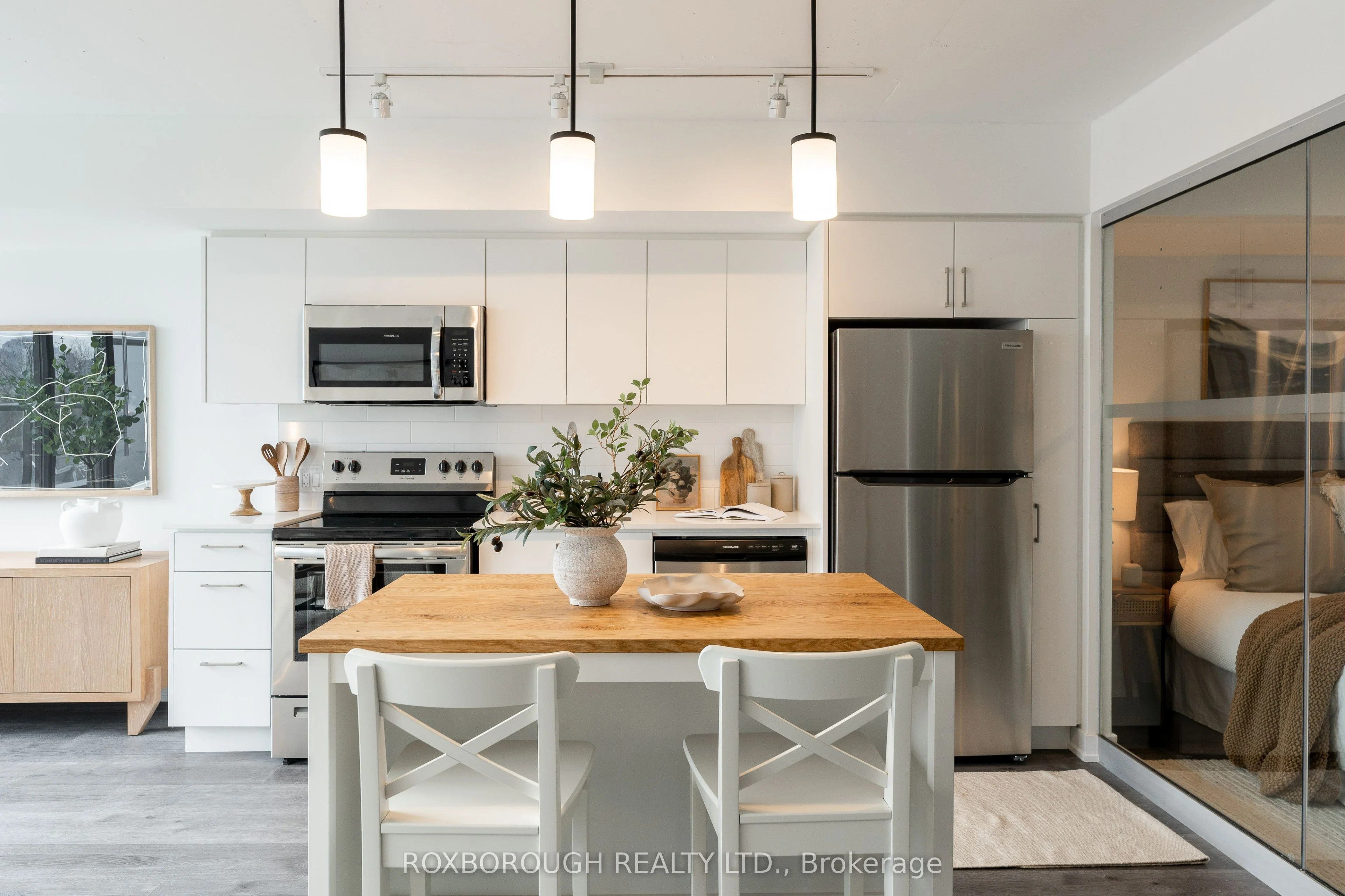897 College Street W 517, Toronto C01, On M6h 2c2