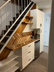 208 Carlton Street Lower, Toronto C08, On M5a 2l1
