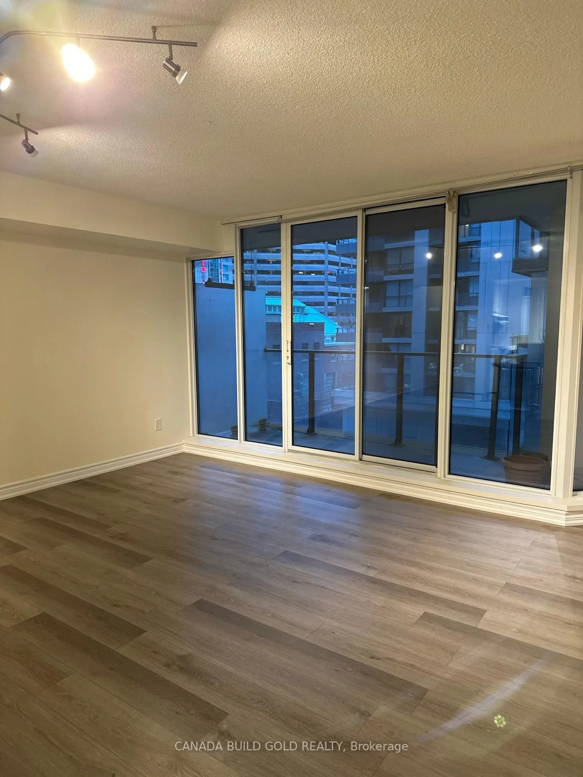 111 Elizabeth Street 636, Toronto C01, On M5g 1p7