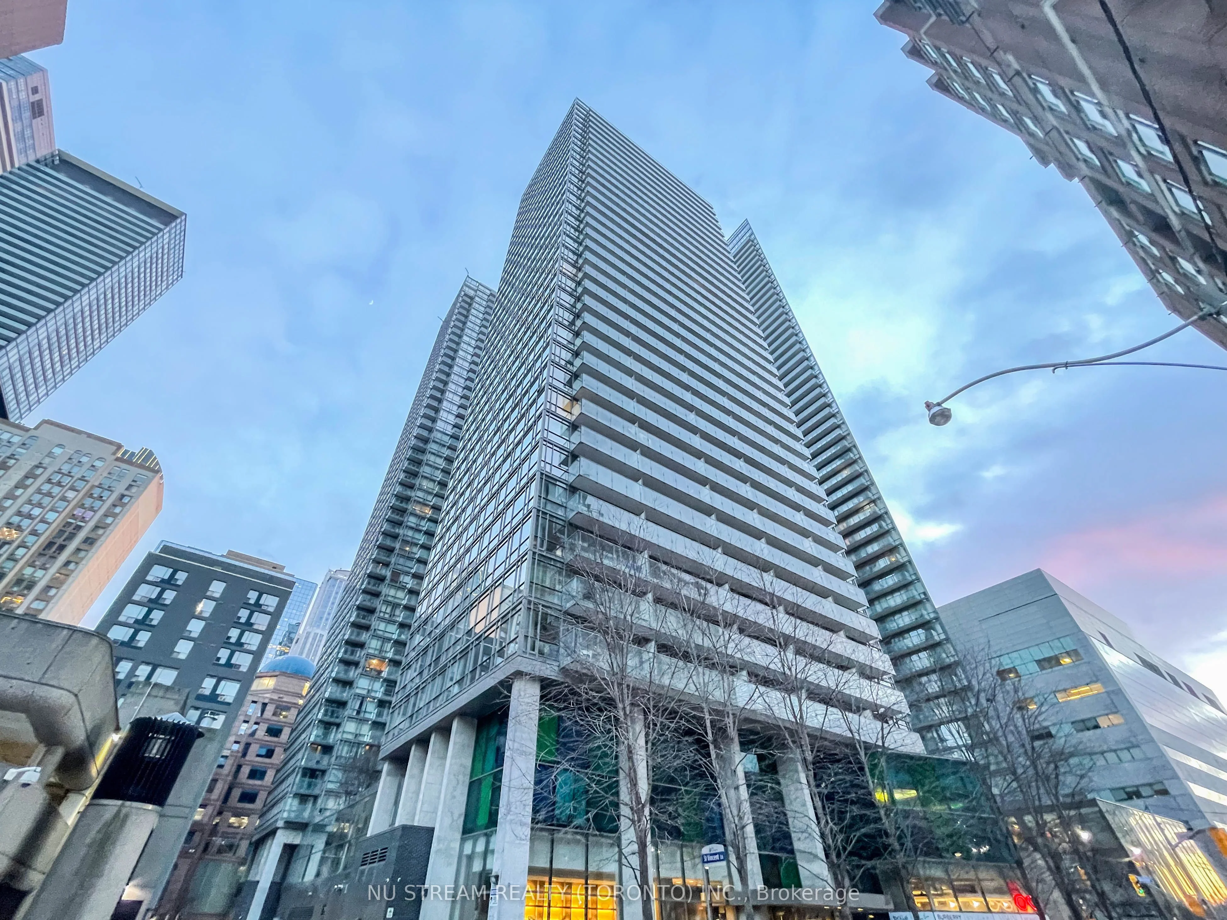37 Grosvenor Street S 1806, Toronto C01, On M4y 3g5