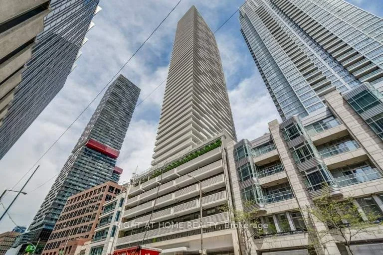 2221 Yonge Street 5104, Toronto C10, ON M4S 2B4