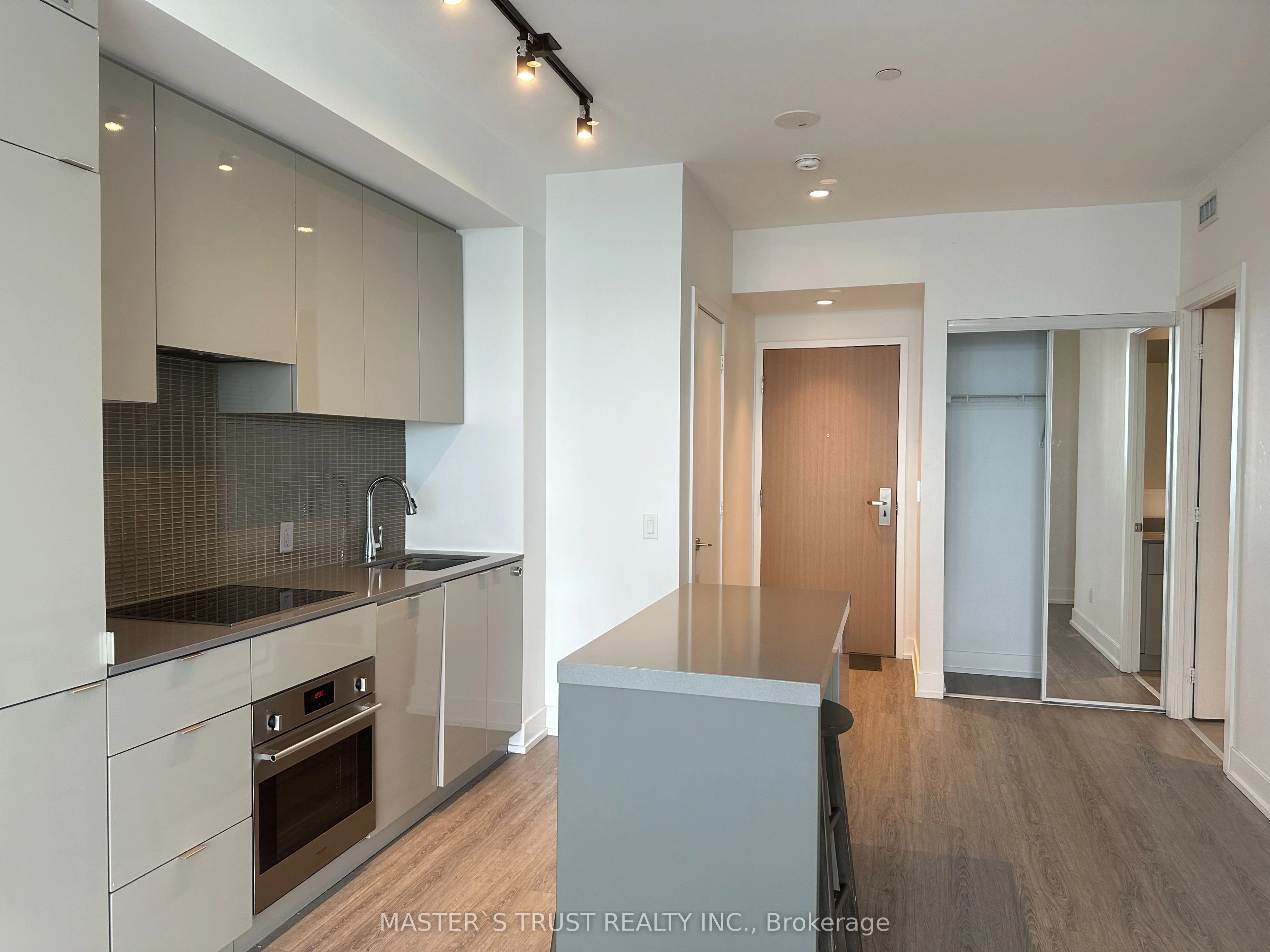 7 Grenville Street 5806, Toronto C01, ON M4Y 0E9
