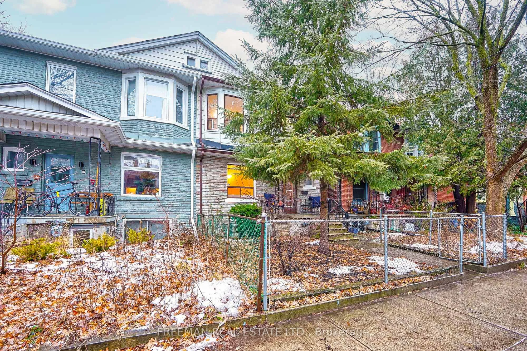 8 Yarmouth Gardens, Toronto C02, ON M6G 1W4
