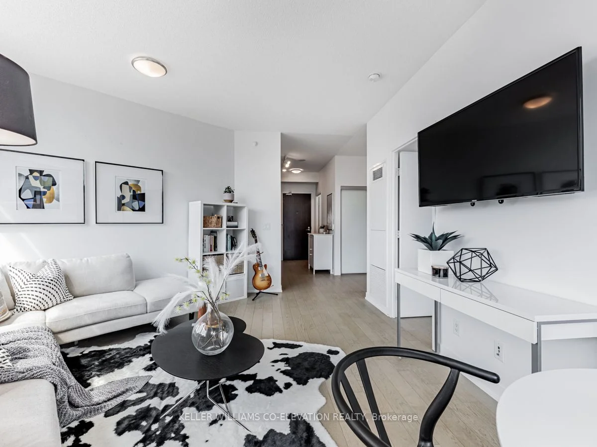 120 Bayview Avenue E N303, Toronto C08, On M5a 0g4