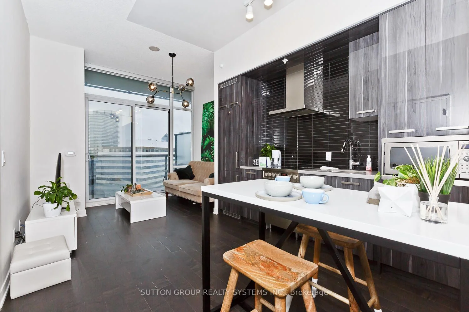 120 Bayview Avenue N1002, Toronto C08, ON M5A 0G4