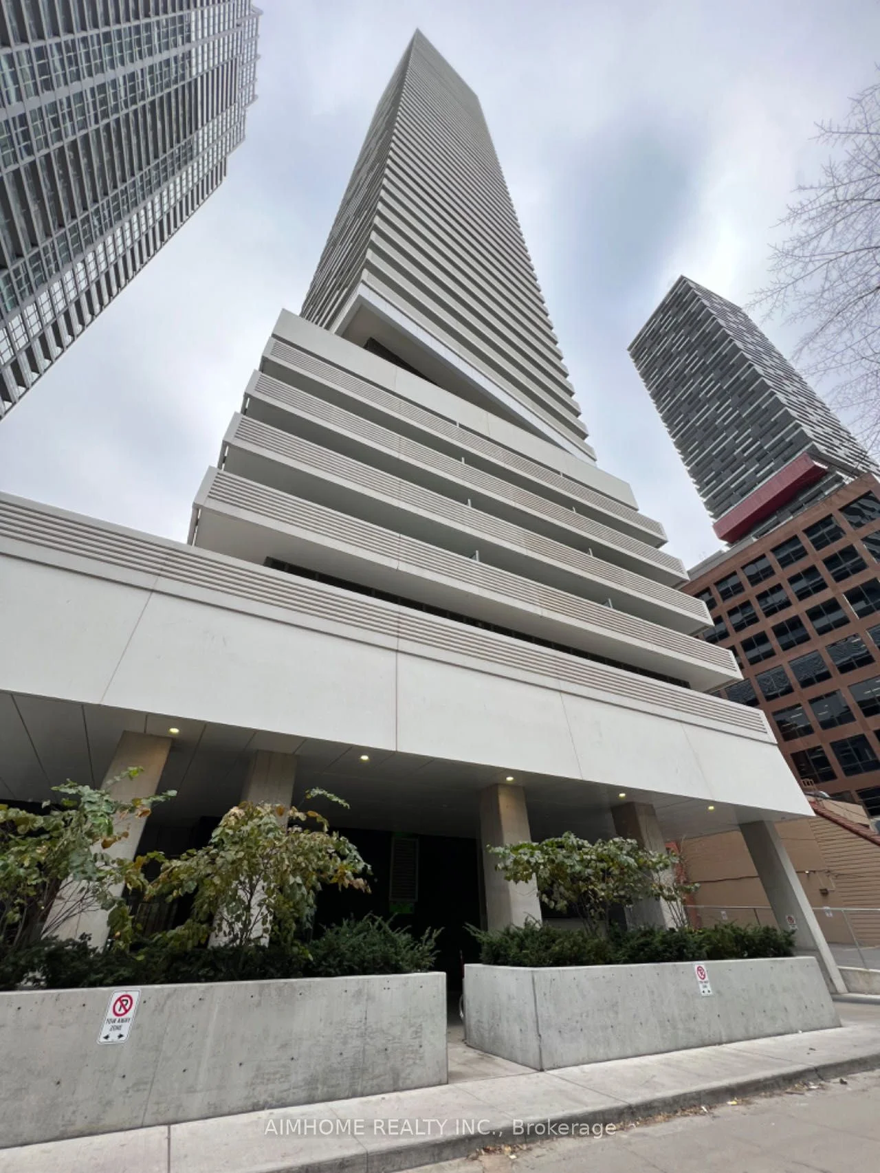 2221 Yonge Street 5202, Toronto C10, ON N4S 2B4