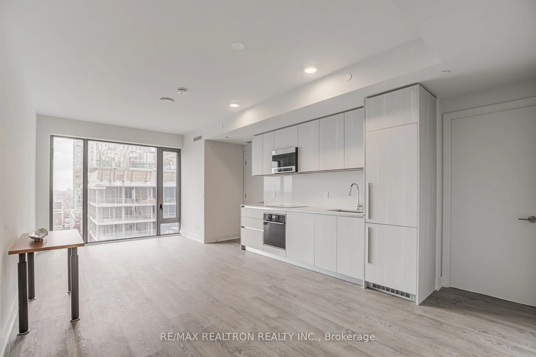 8 Cumberland Street 1806, Toronto C02, On M4w 0b6