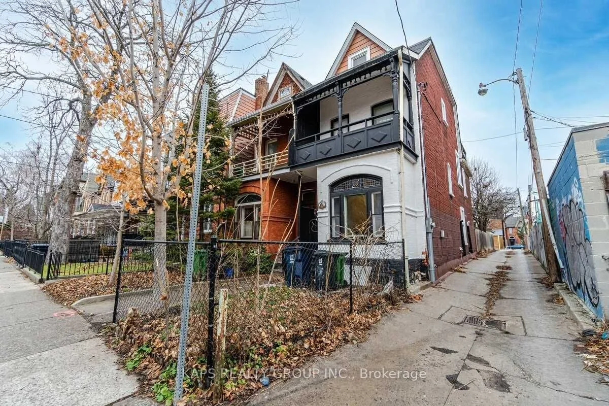 103 1/2 Borden Street, Toronto C01, On M5s 2m8