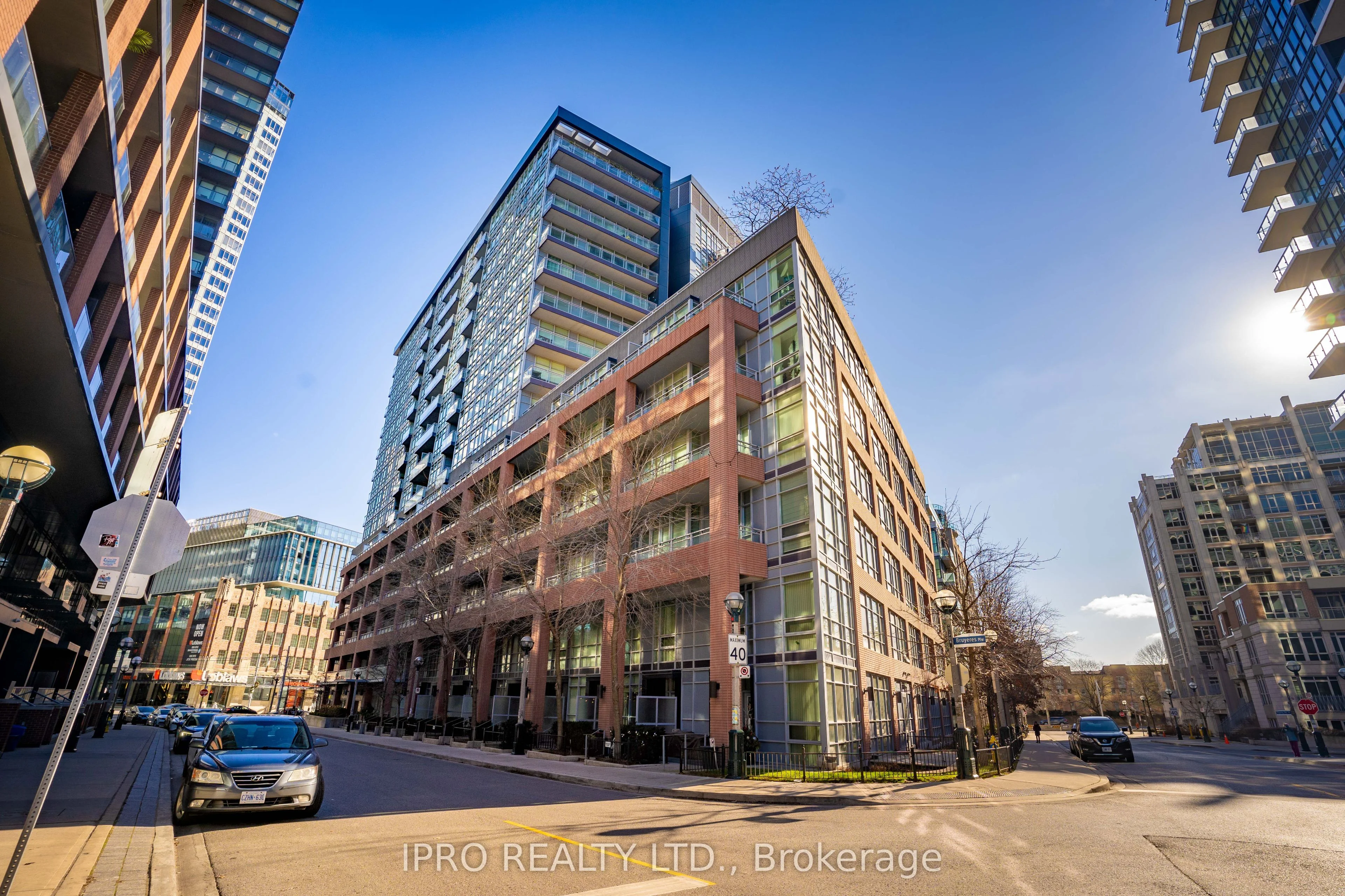 15 Bruyeres Mews 414, Toronto C01, On M5v 0a7