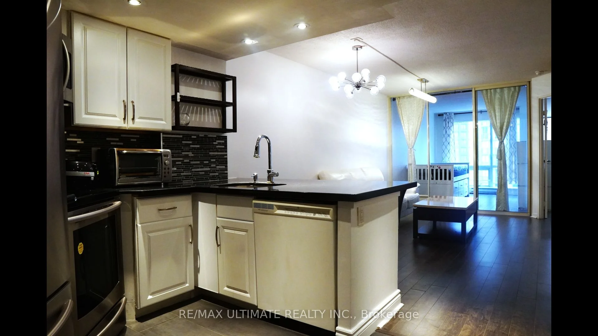 1001 Bay Street S 1610, Toronto C01, On M5s 3a6