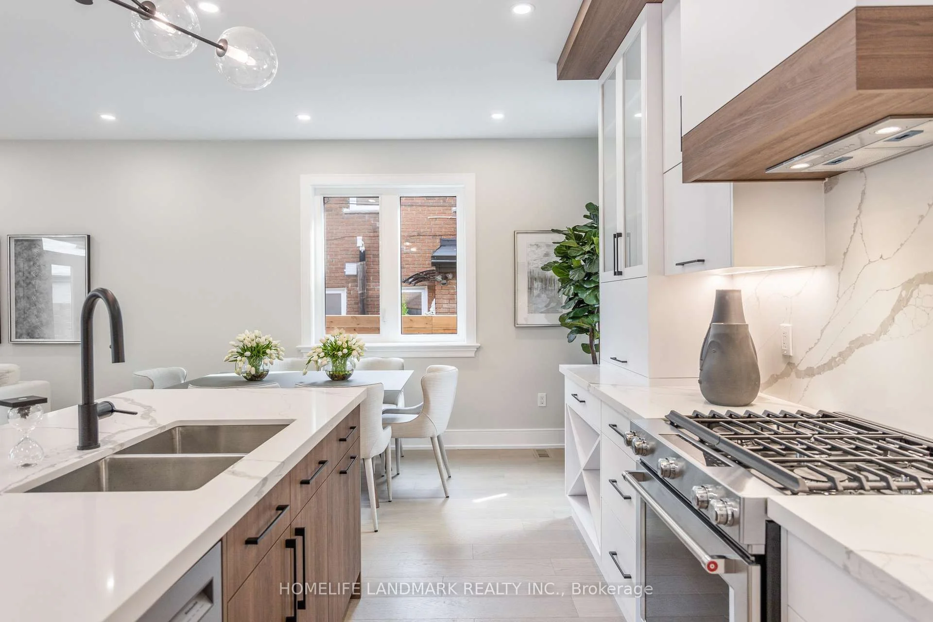170 Argyle Street North, Toronto C01, On M6j 1p3