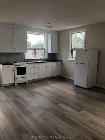 786 Eglinton Avenue E 4, Toronto C11, On M4g 2l1