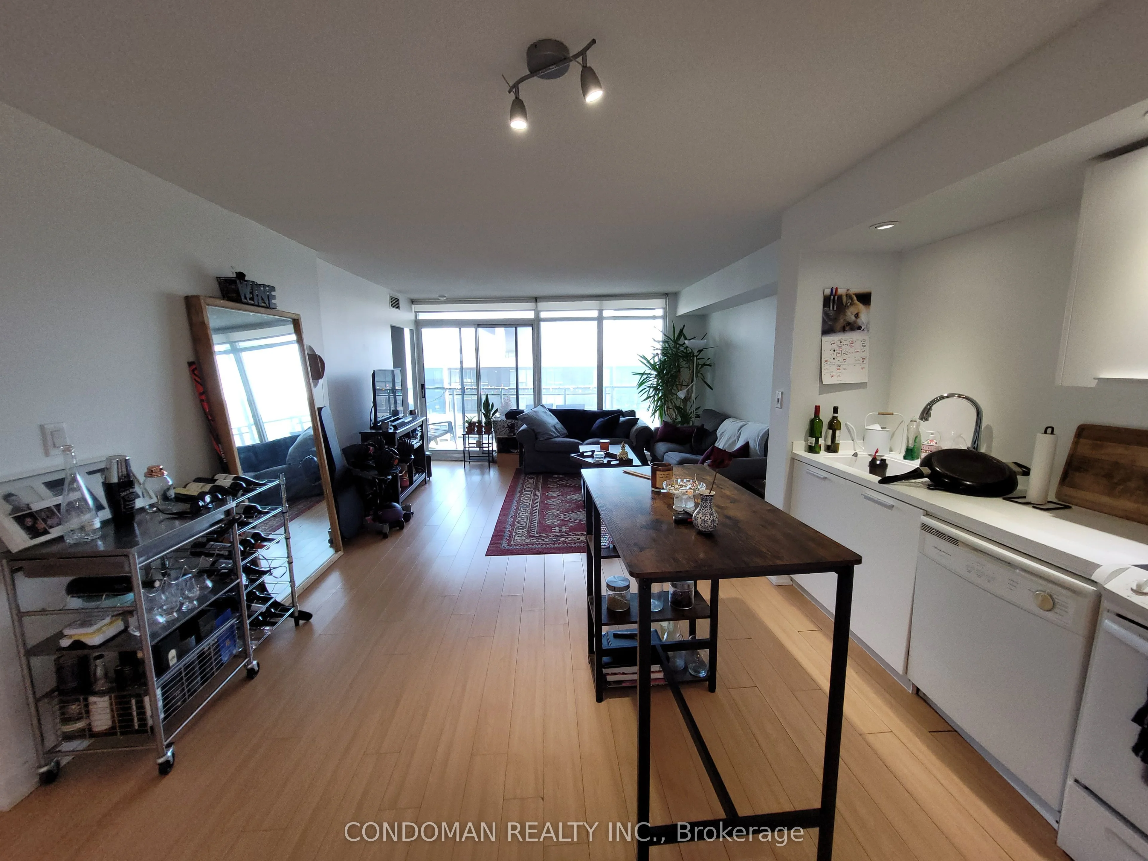 25 Capreol Court 1010, Toronto C01, ON M5V 3Z7