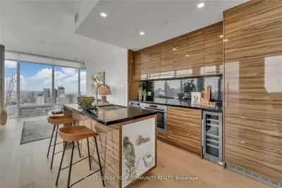 488 University Avenue 3902, Toronto C01, On M5g 0c1