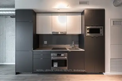 21 Lawren Harris Square 407, Toronto C08, On M5a 0t4