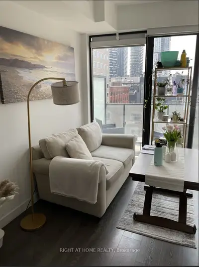 215 Queen Street W 605, Toronto C01, On M5v 0p5