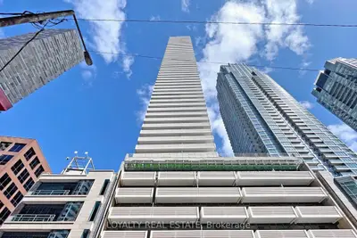 2221 Yonge Street 1705, Toronto C10, On M4s 2b4