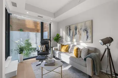 840 St Clair Avenue W 206, Toronto C03, On M6c 1c1