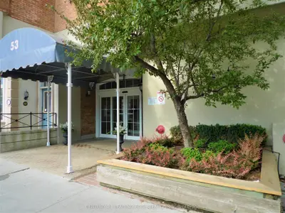 49 Mccaul Street 560, Toronto C01, On M5t 1v7