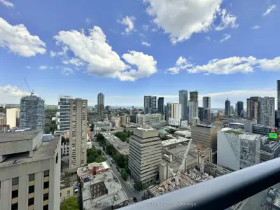 386 Yonge Street 2705, Toronto C01, On M5b 0a5
