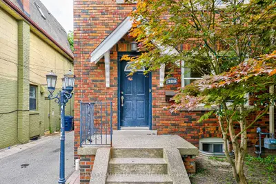 389 Cleveland Street, Toronto C10, On M4s 2x1