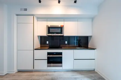 327 King Street 602, Toronto C01, On M5v 1j5
