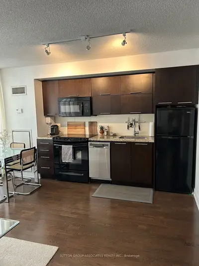 21 Nelson Street 210, Toronto C01, On M5v 3h9