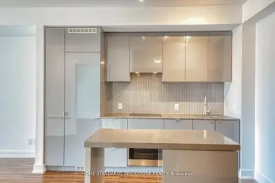 7 Grenville Street 1006, Toronto C01, On M4y 0e9